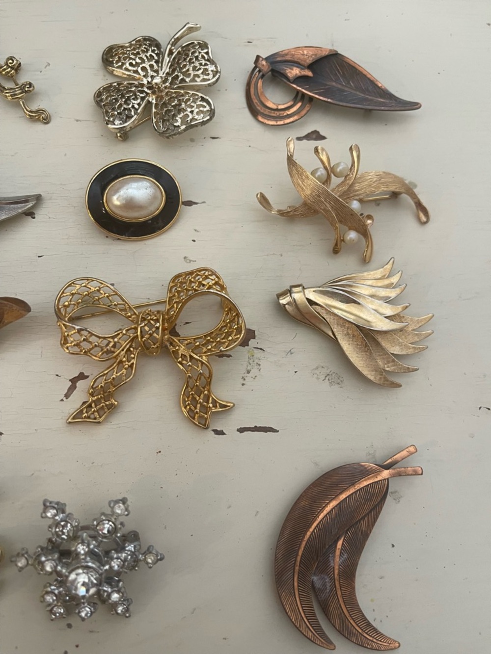 16 Vintage brooches HAVE WEAR AND TEAR (pls note overall value over 400$) - Picture 3 of 16